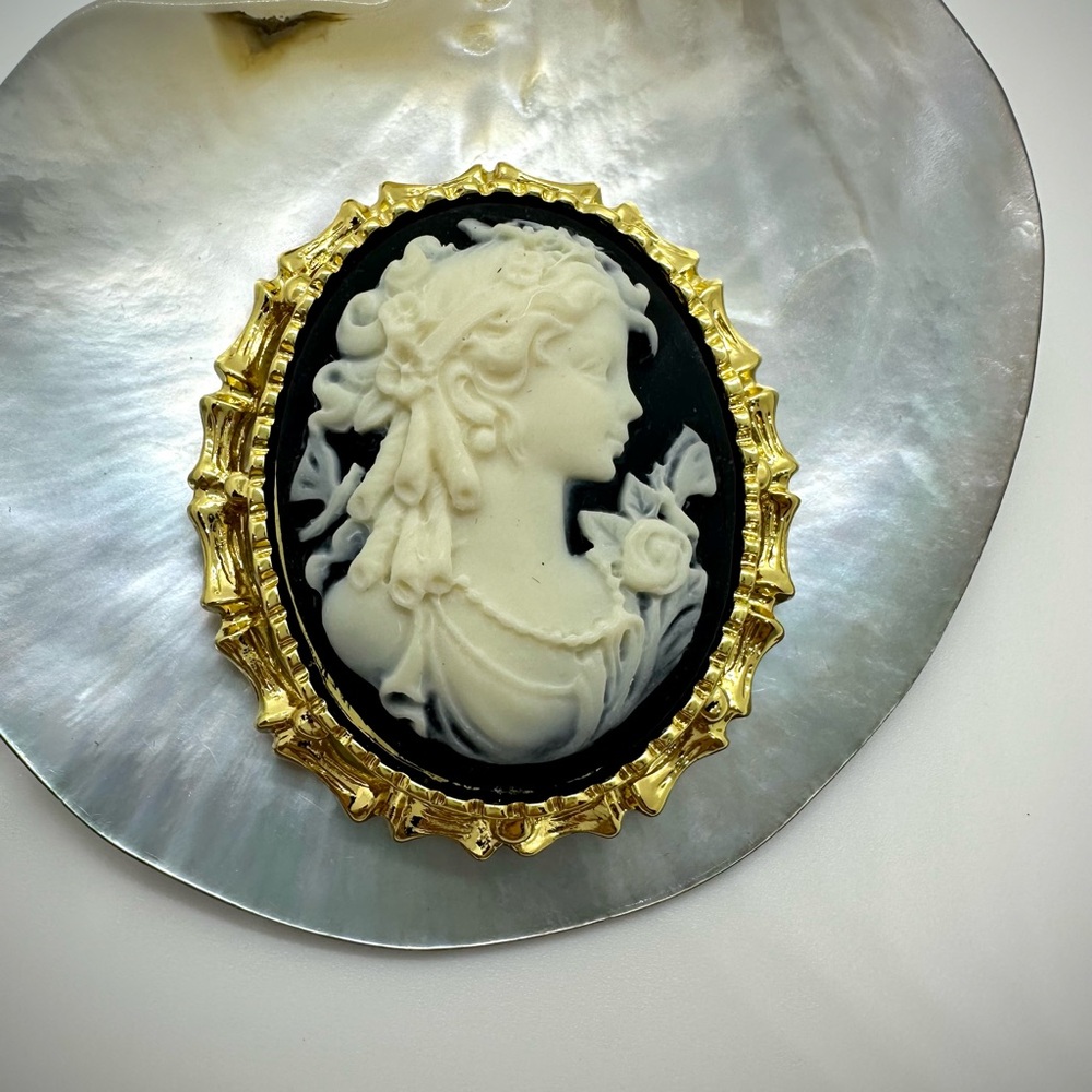 Vintage Convertible Cameo Brooch / Pendant – Black White Gold Tone 2” - Picture 5 of 8